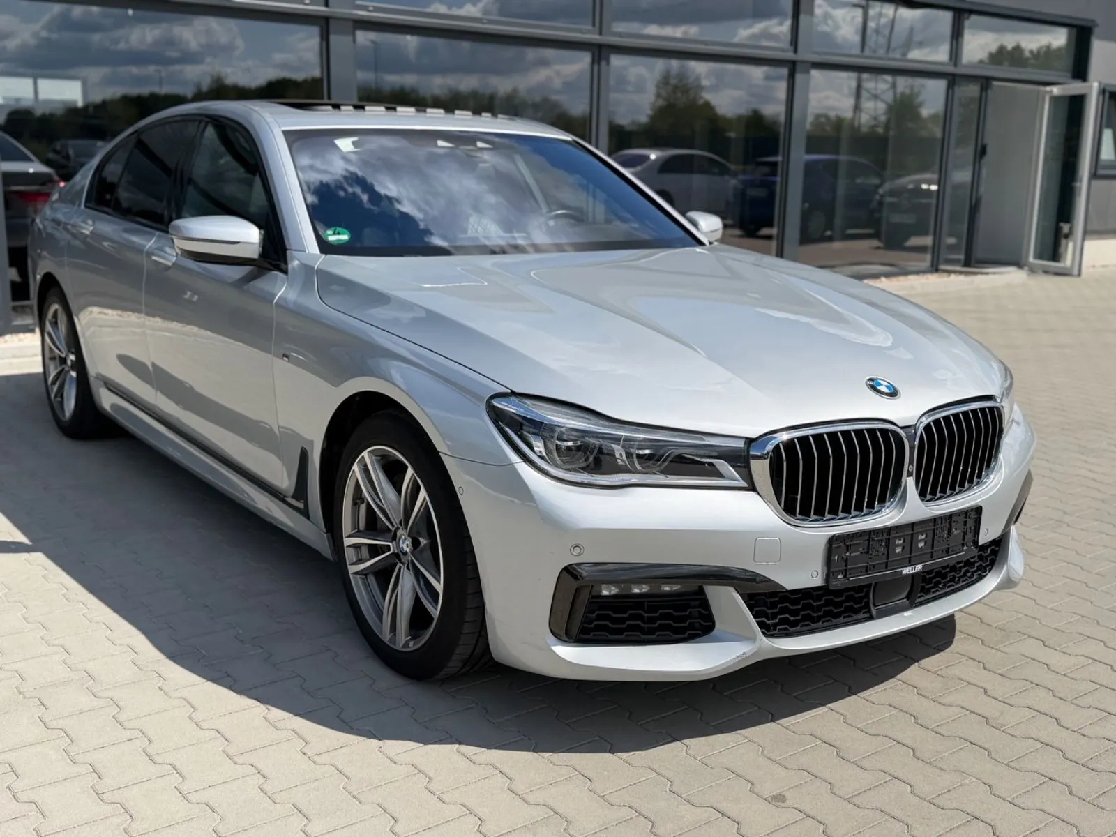 BMW 750 750xd M Sport -HUD-Schiebeda-Massage-Softcl-360K – Foto 1 von 27
