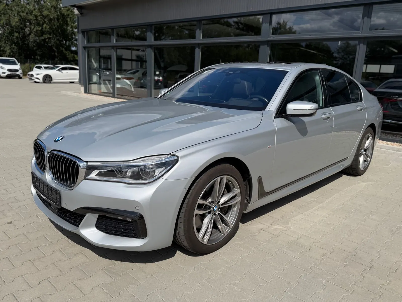 BMW 750 750xd M Sport -HUD-Schiebeda-Massage-Softcl-360K – Foto 1 von 27