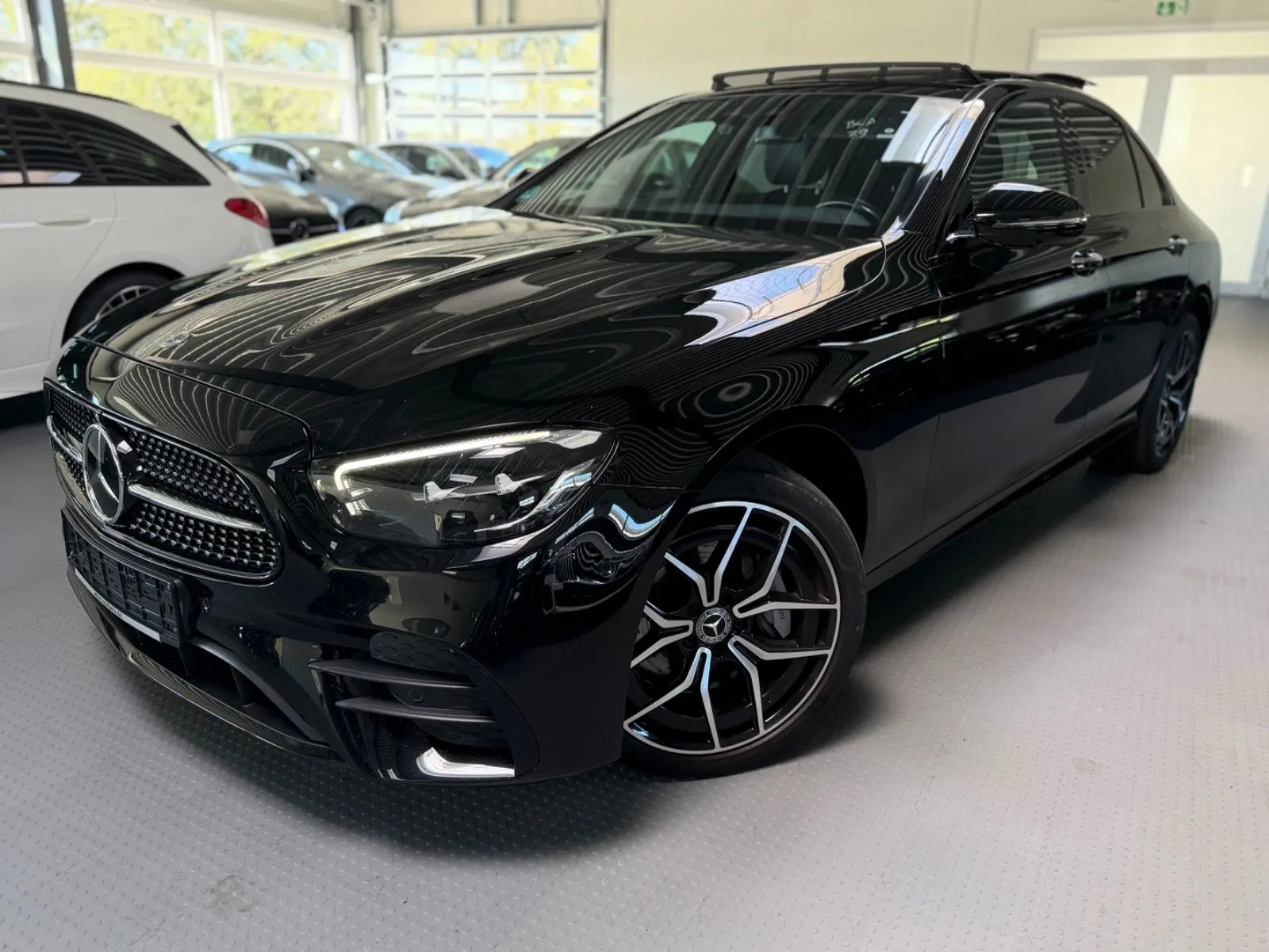 Mercedes-Benz E 300 E 300e Night 4M AMG -HUD-ACC-Pano-360K-19Z – Foto 1 von 27